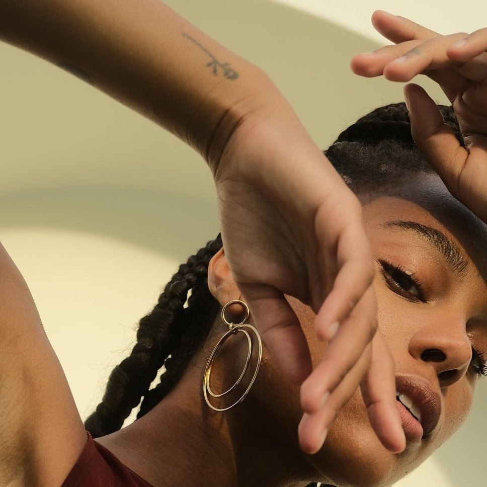 Claudia Silva Conceiçao porte les boucles d'oreilles Calista Versatile en vermeil designer par Aurore Havenne