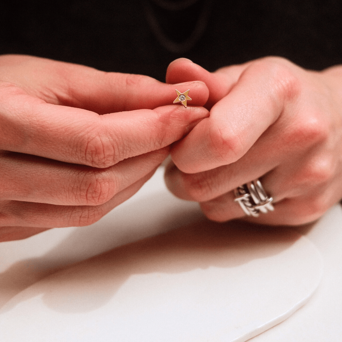 La Lucky Star : une boucle d'oreille en forme d'étoile en or équitable & diamant de laboratoire façonnée à Bruxelles.