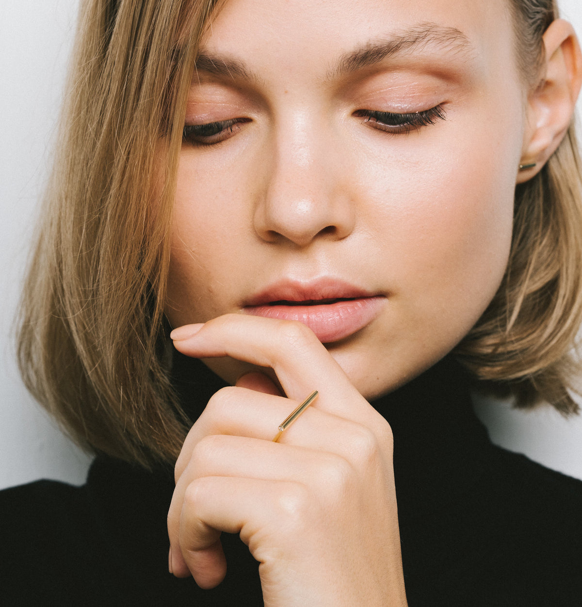 La bague Tubular en or Fairmined et diamants de laboratoire créée par Aurore Havenne, portées par Victoria Simon