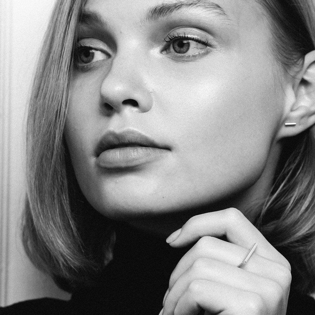 Victoria Simon porte la bague  Tubular éthique en or Fairmined et diamants de laboratoire