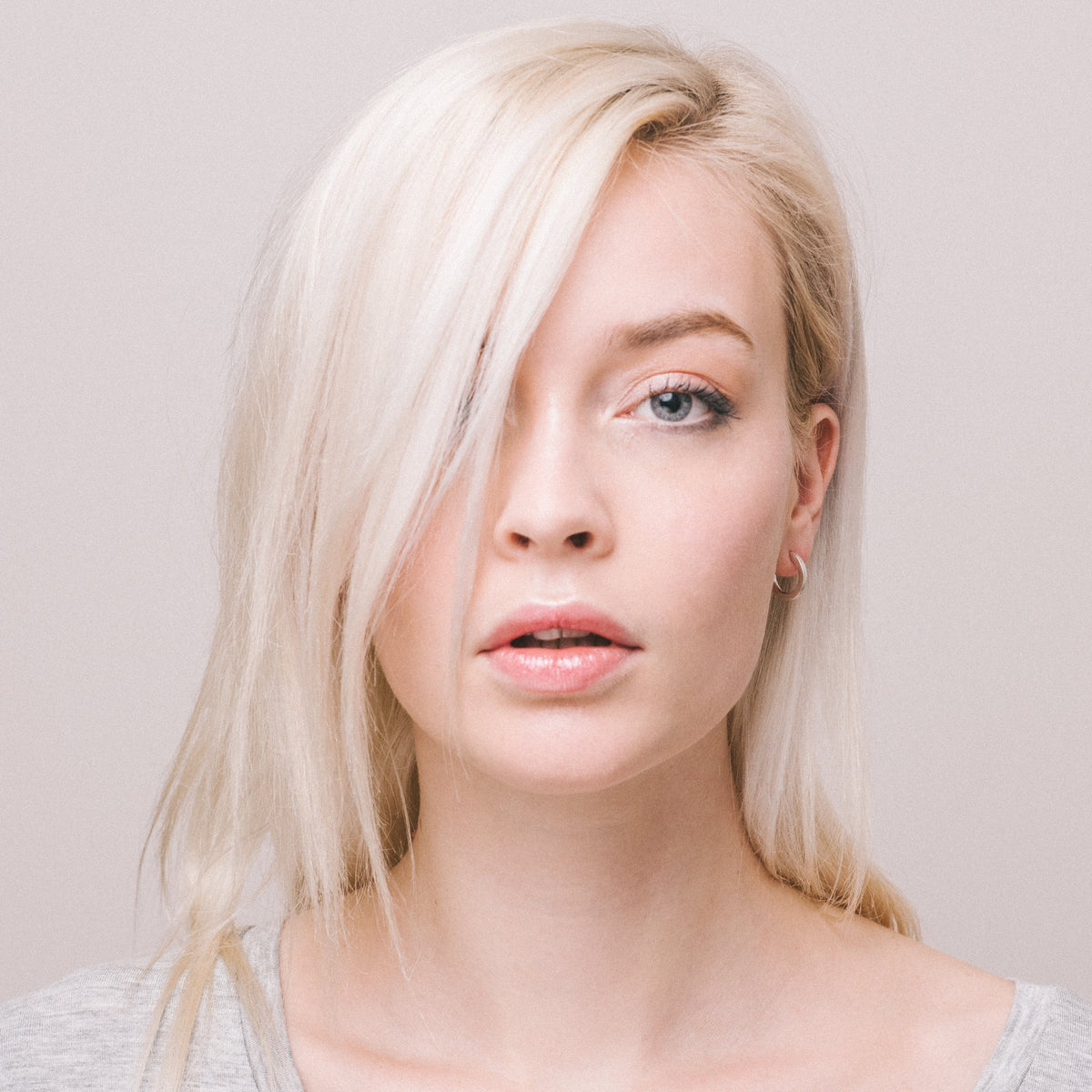 Silver Wire Earrings 2mm, au style intemporel, bijou unisexe