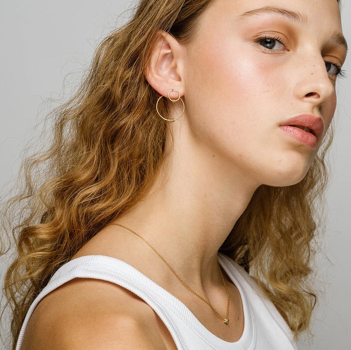 Boucles d'oreilles Floreana de la marque Aurore Havenne se distinguent par leur simplicité et leur allure épurée