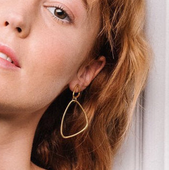 Boucles d'oreilles Héméra Nue en argent plaqué or par la créatrice belge de bijoux Aurore Havenne