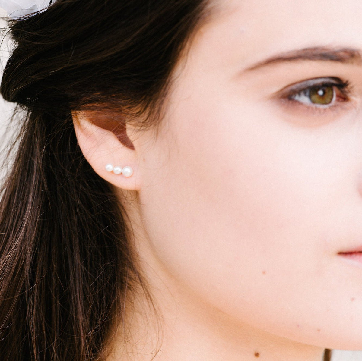 Petites boucles d'oreilles en argent avec 3 perles, la paire idéale pour les mariages