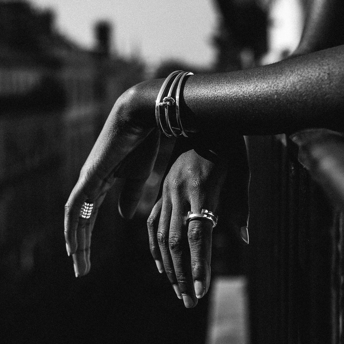 Bracelet en argent plaqué or 4mm ouvert, bijou minimaliste de la créatrice Aurore Havenne, unisexe bijou homme ou femme