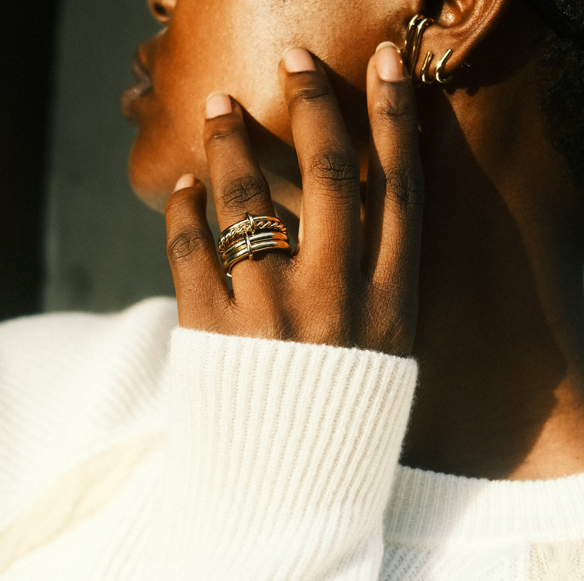La bague Billie en vermeil portée par Aliane Uwimana, une bague imaginée par la créatrice belge de bijoux Aurore Havenne