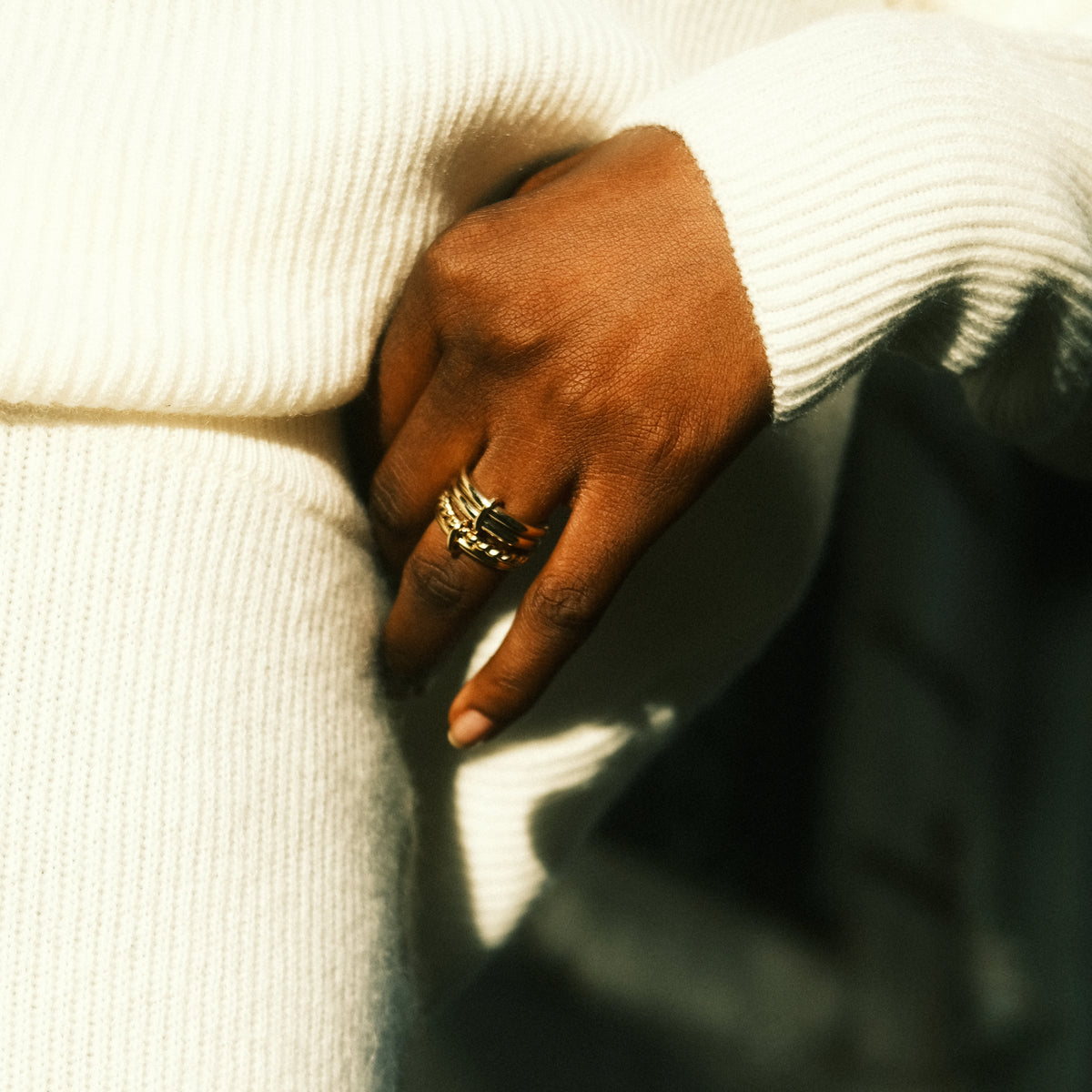 La bague Billie en vermeil portée par Aliane Uwimana, une bague pour hommes et femmes conçue par la designer Aurore Havenne