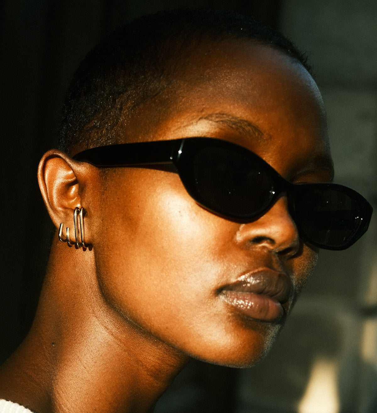 Détail des boucles d'oreilles Hécate portées par Aliane Uwimana dans les rues de Paris, par la marque Aurore Havenne