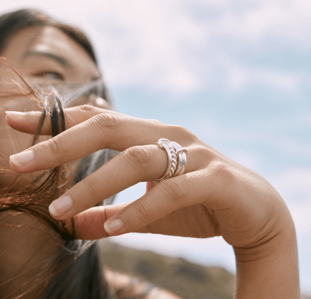 bague collier alliance bracelet boucles d'oreilles bijoux femme homme unisexe mariage or fairmined minimaliste élégant bijouterie en ligne bruxelles marque belge diamants icons