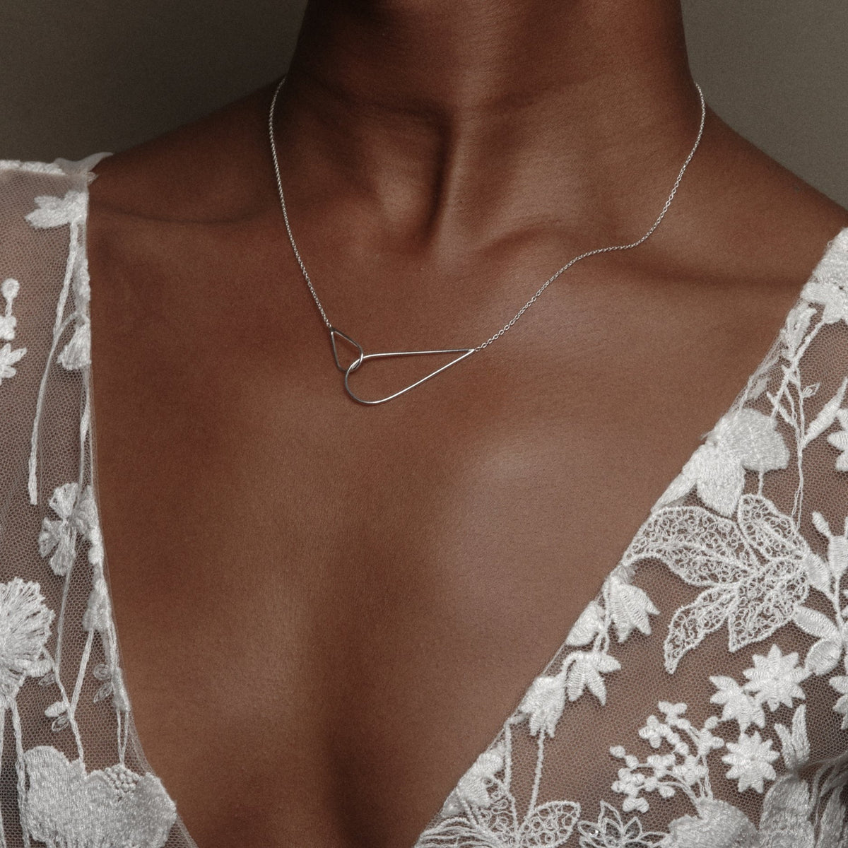 Collier Raindrops en argent par la créatrice Aurore Havenne