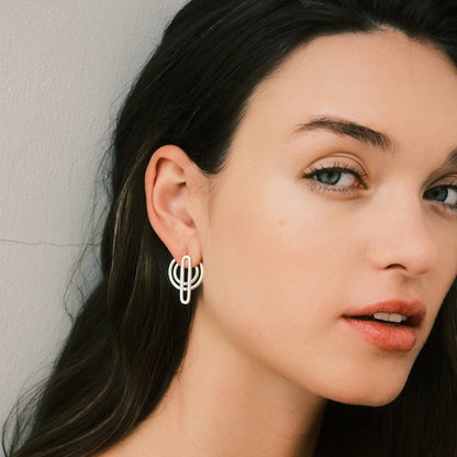 Valeria Rudenko porte la boucle d'oreille Séléne en argent par créatrice Aurore Havenne