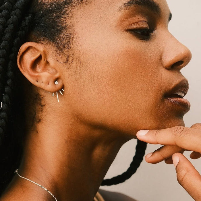 Claudia Silva Conceiçao porte la boucle d'oreilles Eva en argent créée par Aurore Havenne