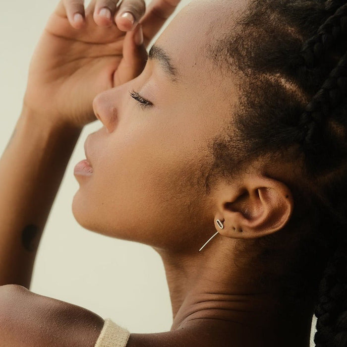 Claudia Silva Conceiçao porte la boucle d'oreille Emma en argent créées par Aurore Havenne