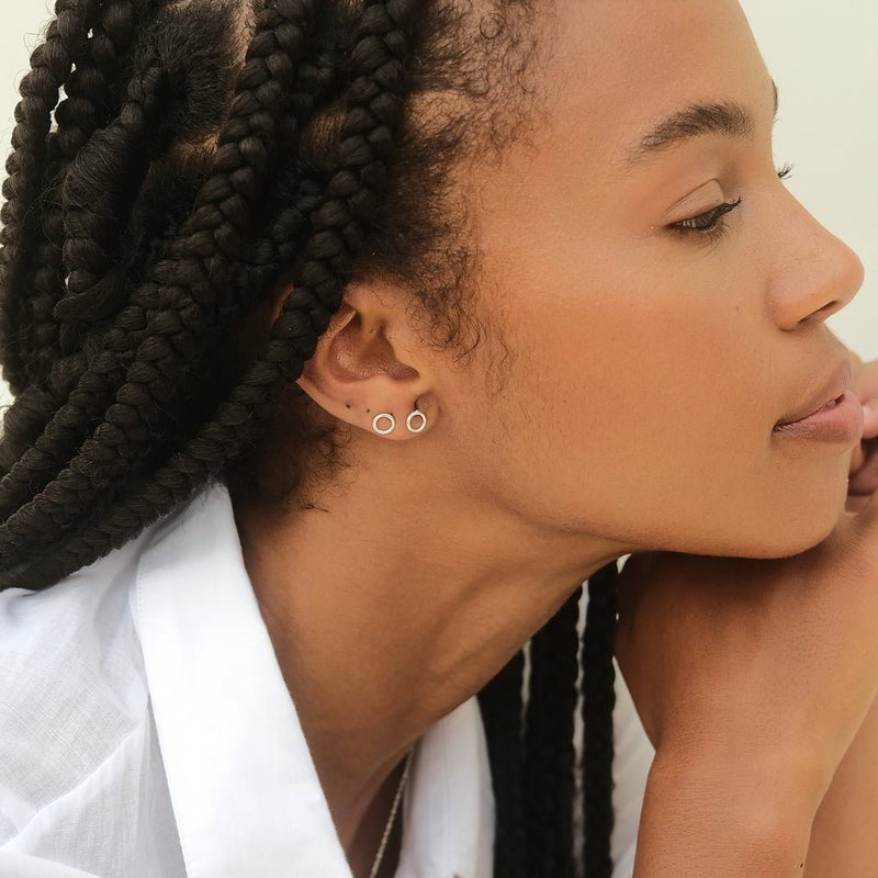 Claudia Silva Conceiçao porte les boucles d'oreilles Mini Circle en argent créées par Aurore Havenne