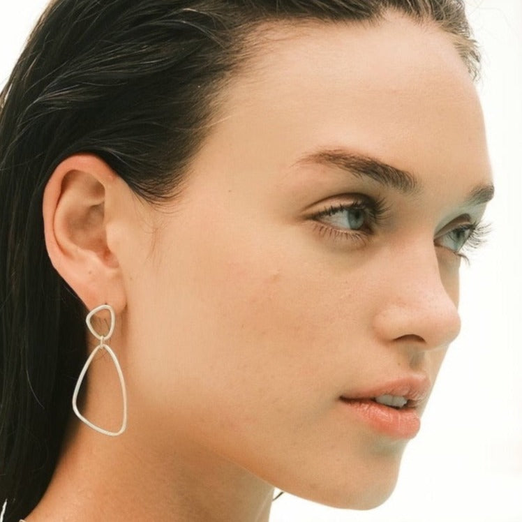 Valeria Rudenko porte les boucles d'oreilles Héméra Nue en argent créées par Aurore Havenne