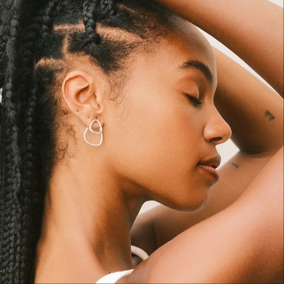 Claudia Silva Conceiçao porte les boucles d'oreilles Héméra Ombrée créées par Aurore Havenne