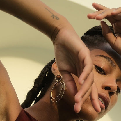 Claudia Silva Conceiçao porte les boucles d'oreilles Calista Versatile en vermeil designer par Aurore Havenne