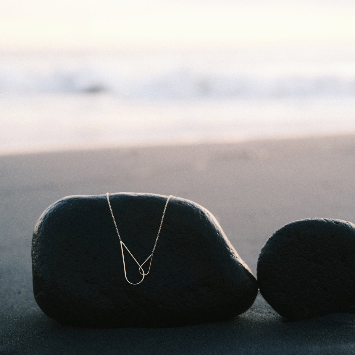 Le collier Raindrops en vermeil par la créatrice de bijoux Aurore Havenne, photographié sur les plages de sable noir de Bali