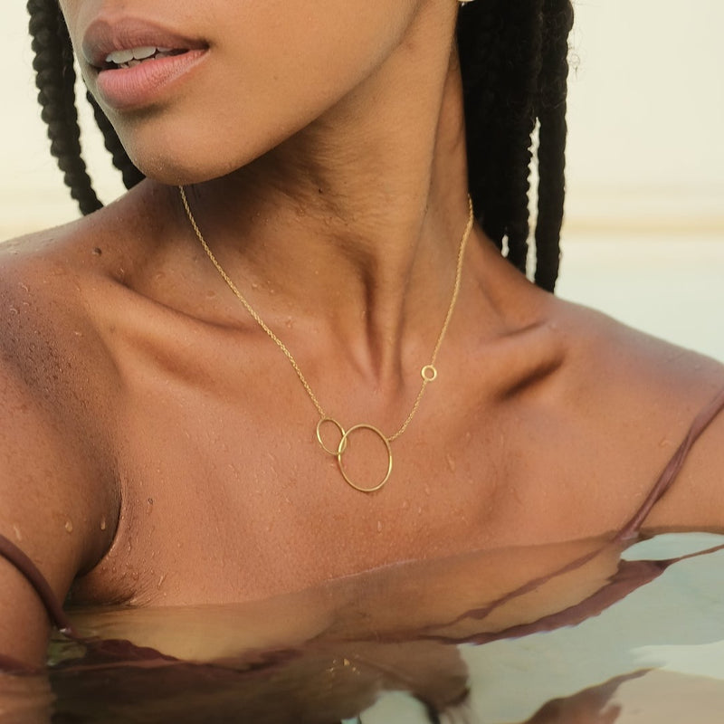 Claudia Silva Conceiçao porte la collier Trinity en vermeil créées par Aurore Havenne