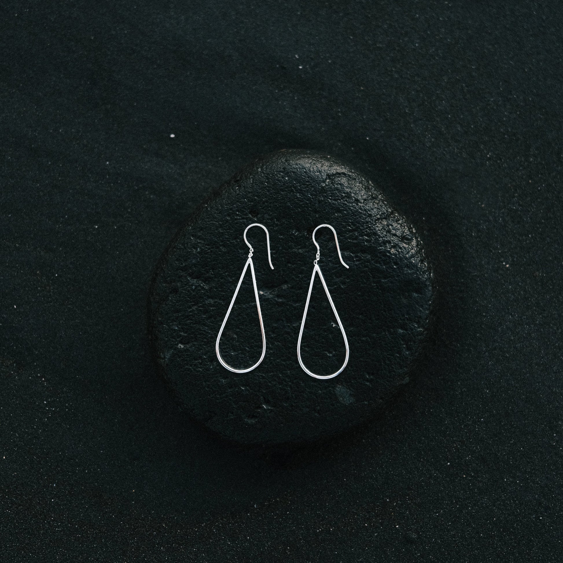 Boucles d'oreilles raindrops en argent, bijoux intemporels de la créatrice Aurore Havenne