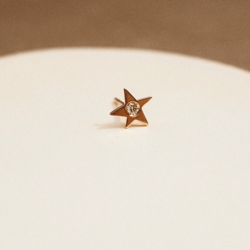 The lucky star earring : Fairmined gold and lab-grown diamond star earrings made in Brussels by women jewelers