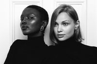 Les boucles d'oreilles Héméra Ombrée en argent, par Aurore Havenne, portées par les modèles Aliane Uwimana et Victoria Simon