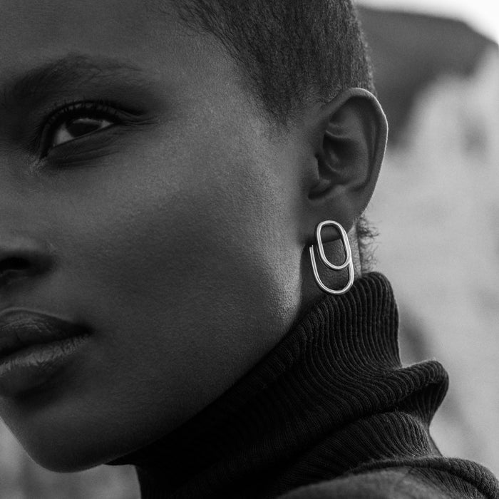 Les boucles d'oreilles aphéléia en argent portées par Aliane Uwimana photographiées par Alice Jacquemin