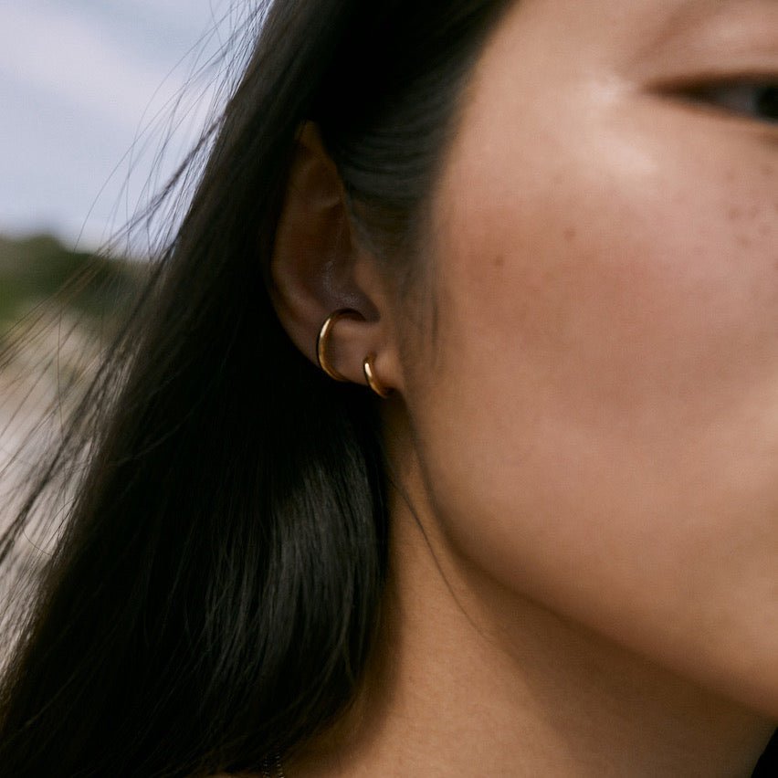 Les boucles d'oreilles non-genrées en vermeil Charlie, par la créatrice de bijoux Aurore Havenne à Bruxelles