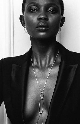 Arborez un look à la fois simple et sophistiqué avec la chaine de corps Aurore Havenne argent plaqué or les voluptueuses créatrice belge bijoux minimalistes et intemporels