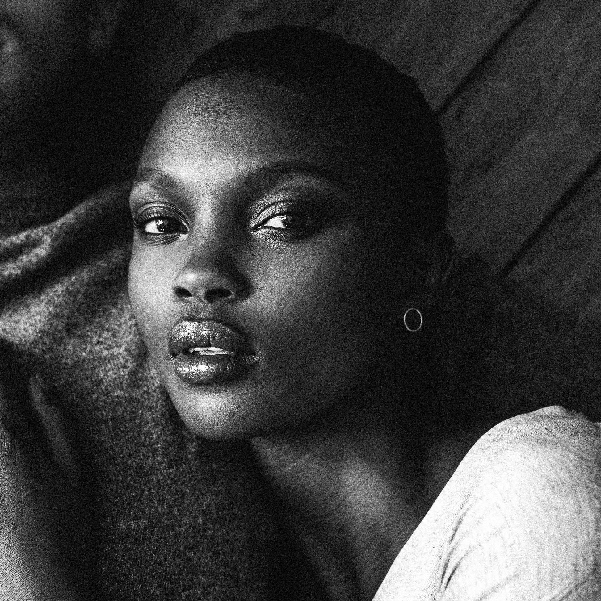 Petites boucles d'oreilles rondes en argent, simples et sophistiquées