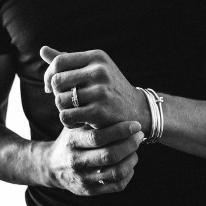 Jonc ouvert avec un noeud en argent, pour un look intemporel 