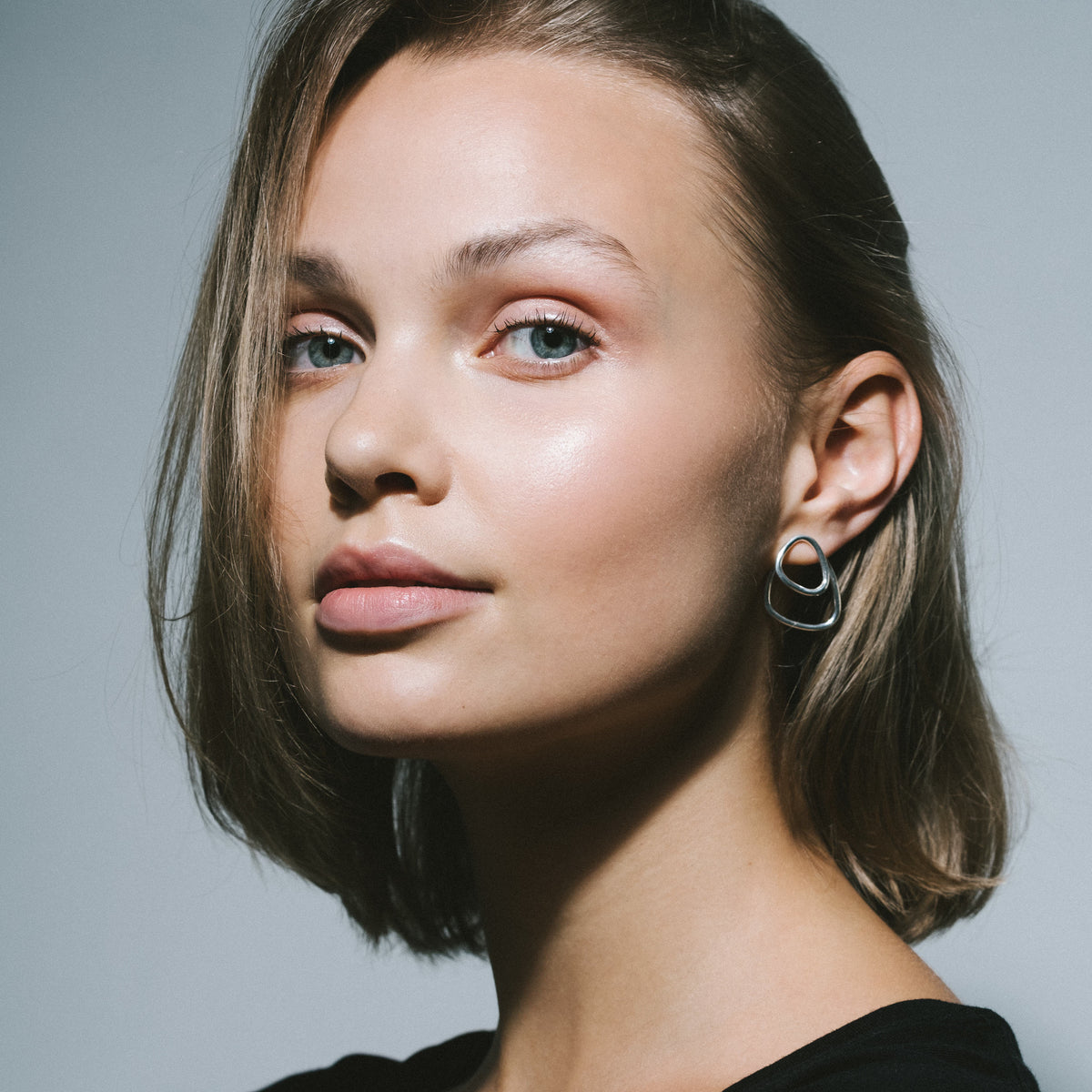 Les boucles d'oreilles Héméra Ombrée en argent portées par la modèle Victoria Simon