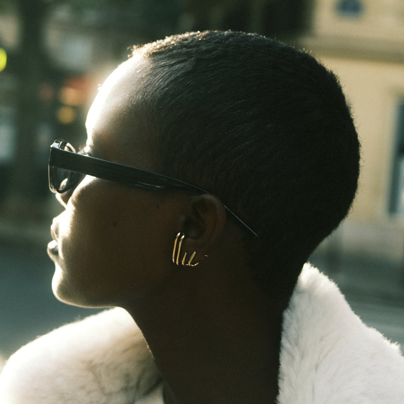 Les boucles d'oreilles non-genrées Jasper de la créatrice Aurore Havenne portées la top model Aliane Uwimana à Paris.