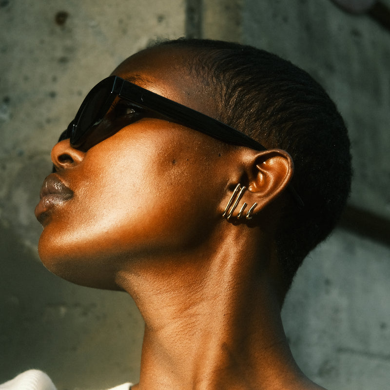 Les boucles d'oreilles Hécate portées par Aliane Uwimana dans les rues de Paris, par la marque Aurore Havenne