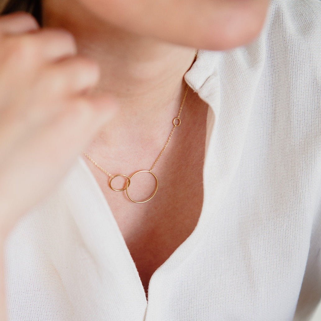 collier trinity best seller intemporel et minimaliste en argent plaqué or par la créatrice de bijoux Aurore Havenne